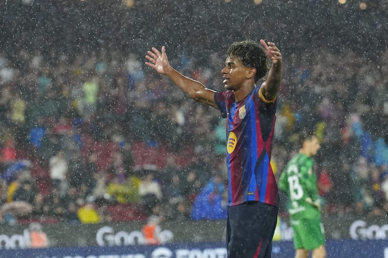 El delantero del Barcelona Lamine Yamal celebra tras marcar el 7-2, durante el partido de la sexta jornada de LaLiga que FC Barcelona y Racing de Santander disputan hoy miércoles en el Camp Nou.