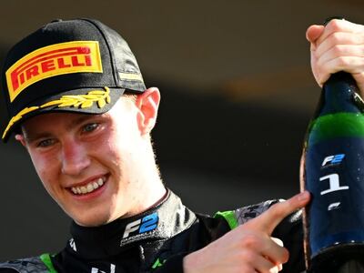 El paraguayo Joshua Duerksen, piloto de AIX Racing, celebra la victoria en la carrera principal de Emiratos Árabes Unidos por la Fórmula 2 de la FIA, en el Circuito de Yas Marina, en Abu Dabi.