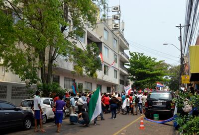 Representantes de organizaciones sociales se manifestaron frente al diario ABC en defensa del ministro de Urbanismo, Dany Durand, por las críticas al manejo discrecional de recursos públicos.