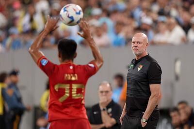 El brasileño Antonio Carlos Zago (d), entrenador de Bolivia, observa el lanzamiento de lateral en el partido frente a Uruguay por la segunda fecha del Grupo C de la Copa América 2024, en East Rutherford, New Jersey.