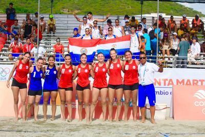 Integrantes del equipo nacional femenino de handbol de playa, que ayer se impuso por un global de 2-0 a Colombia.