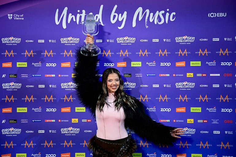La cantante Darina Nikolaeva Yotova, más conocida como Dara posa con el trofeo del festival Eurovisión.
