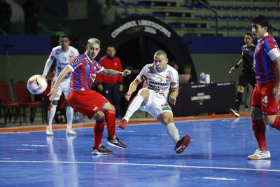 Pascottini, autor de los dos goles de Cerro, observa el balón.