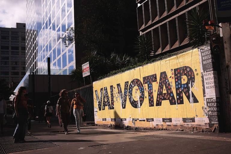 Una treintena de ministros, gobernadores y alcaldes renuncian en Brasil por elecciones