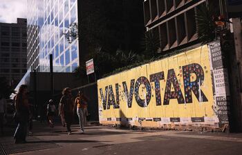 Mural sobre las elecciones en Sao Paulo (Brasil). ARCHIVO.