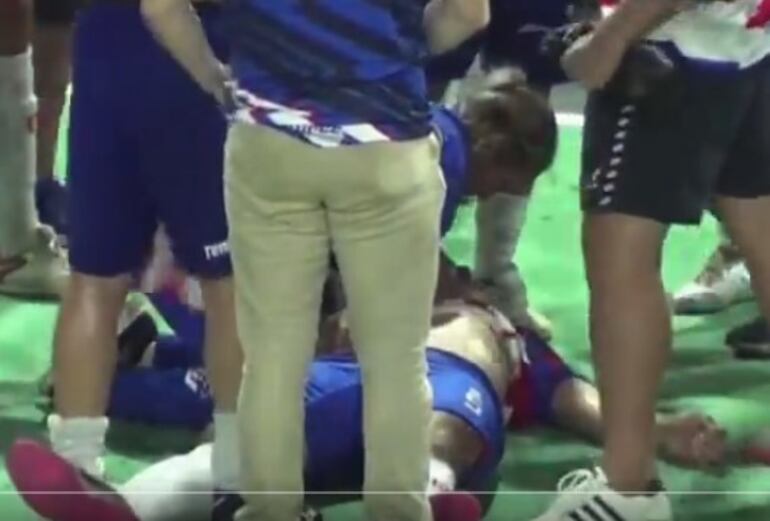 Paramédico con trabajos de reanimación al jugador Jorge Ruiz de San Bernardino. El partido se suspendió faltando 3 minutos.