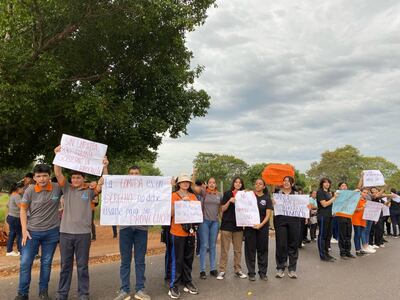 Cierre de media calzada por los estudiantes Secundarios