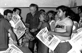 Nuestro fundador Aldo Zuccolillo, en la sala de máquinas, verificando la vuelta a las calles de ABC Color el 22 de marzo de 1989.