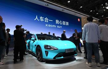 Un automóvil eléctrico modelo Xiaomi SU7 se exhibe en el Salón del Automóvil de Pekín, en Beijing, el 25 de abril de 2024.