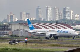 Foto de archivo. Imagen de referencia de una aeronave de la empresa Air Europa.