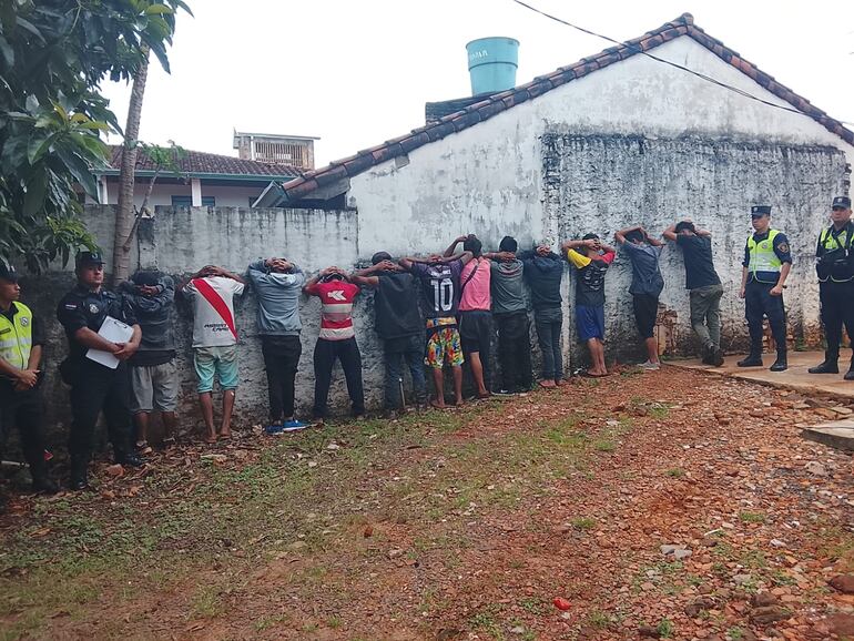 Redada en “barrio Mosquito” de Encarnación deja dos detenidos y 14 demorados