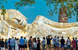 Gigantesco Buda reclinado, en la antigua Ayutthaya, Tailandia.
