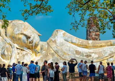 Gigantesco Buda reclinado, en la antigua Ayutthaya, Tailandia.