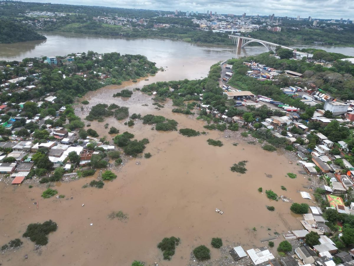 Inundaciones dejan al descubierto un río de basura que termina en el Paraná