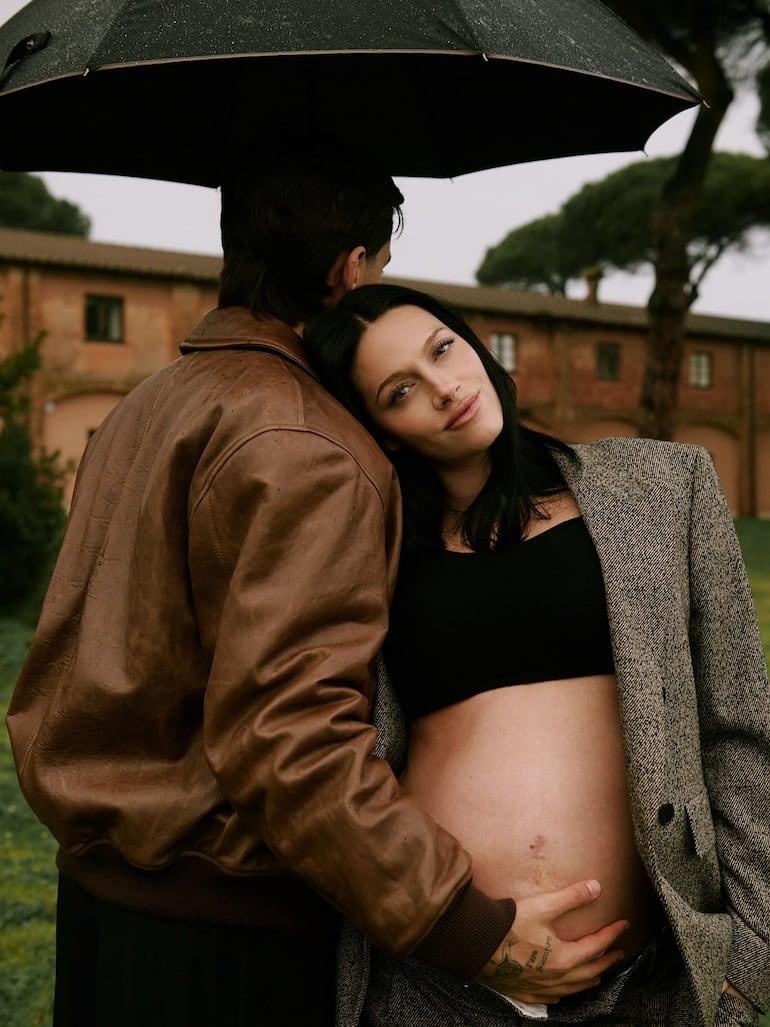 ¡Bellos, futuros papis! Paulo Dybala y Oriana Sabatini en una producción fotográfica única. (Instagram/Oriana Sabatini)