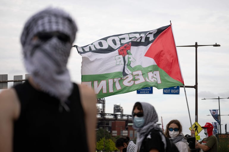Protestas contra Ed Sheeran en su concierto del sábado 19 de septiembre de 2026 en Filadelfia, Pensilvania. Los manifestantes muestran solidaridad con Macklemore y la causa palestina.
