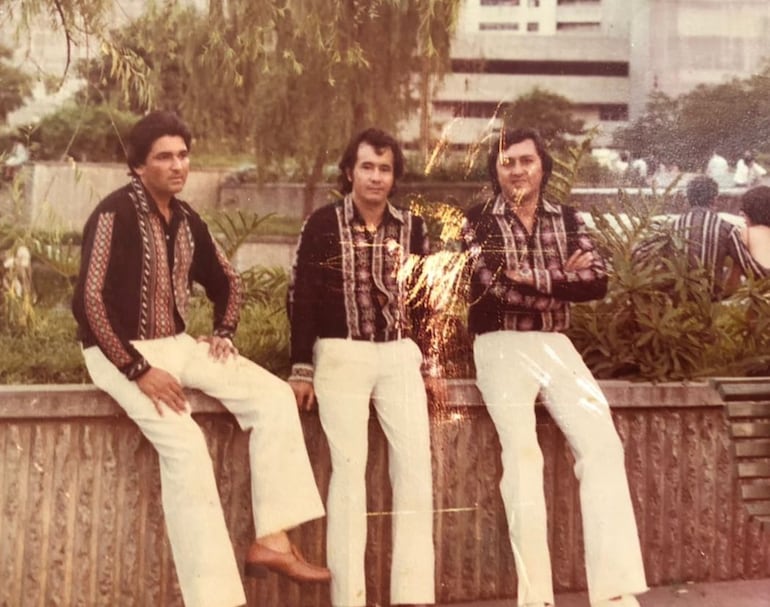 Amado Galli (centro) junto a otros músicos al término de una presentación.