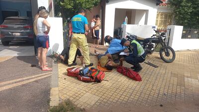 Dos personas resultaron heridas en una accidente de tránsito y posteriormente, fueron detenidas porque circulaban en una motocicleta denunciada como robada.