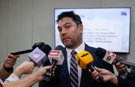 Óscar Tuma, abogado de la familia del fallecido Eulalio Lalo Gomes, habla con medios de comunicación