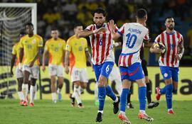 Los jugadores de la selección de Paraguay celebran un gol en el partido frente a Colombia por la fecha 14 de las Eliminatorias Sudamericanas 2026 en el estadio Metropolitano, en Barranquilla, Colombia.