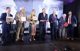 Álvaro Vázquez (i), hijo del expresidente de Uruguay Tabaré Vázquez; el expresidente de Uruguay Luis Lacalle Herrera (2i); el presidente de Uruguay, Yamandú Orsi (4i); el expresidente de Uruguay Julio María Sanguinetti (3d); el expresidente de Uruguay José Mujica (2d), y secretario general del Partido Colorado, Andrés Ojeda (d), posan durante un encuentro que el opositor Partido Colorado organiza para conmemorar los 40 años de democracia en el país, en Montevideo (Uruguay).