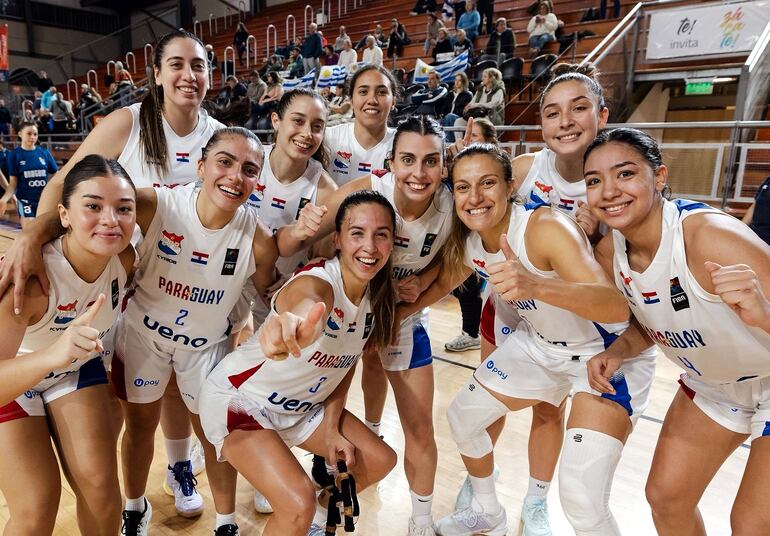 Las chicas festejando el triunfo sobre Uruguay, en el juego debut por las clasificatorias a la AmeriCup 2027.