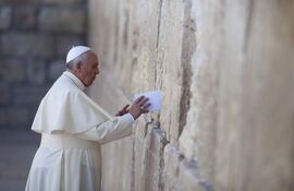 Fotografía de archivo del pasado 26 de mayo de 2014 que muestra al papa Francisco, Jorge Mario Bergoglio, en el muro de las lamentaciones durante una visita a Jerusalén.