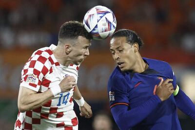 Cabeza a cabeza por el balón entre el croata Iván  Perisic (i) y el neerlandés  Virgil van Dijk, durante el partido de ayer.