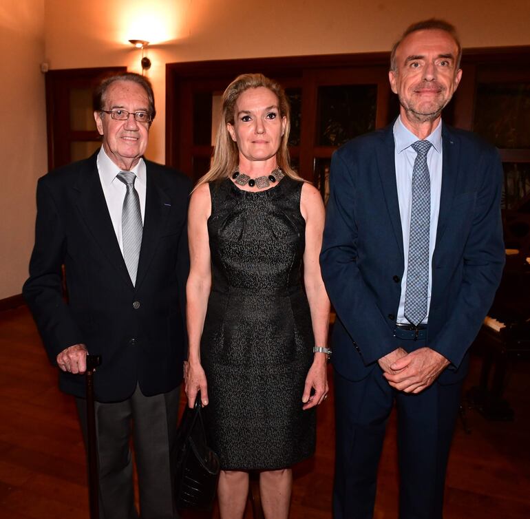 Jean Normand, Valerie Salvat y Christophe Chavagneux.