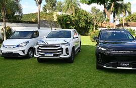 Portafolio completo de Maxus 100% eléctrico con la vans EV30, la pick up T90 EV y la SUV Euniq 6.