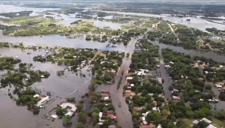 Vista aérea de Cerrito con viviendas y caminos parcialmente sumergidos por el agua, sin personas visibles.