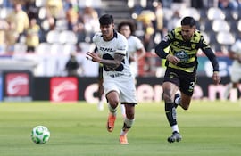 El paraguayo Robert Morales (i), jugador de Pumas de la UNAM, disputa el balón en un partido frente a Pachuca por la fecha 17 del torneo Clausura 2025-2026 de la Liga MX en el estadio MIguel Hidalgo, en Pachuca, México.