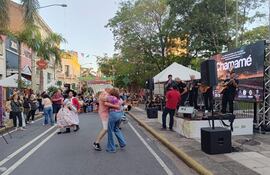 La gente bailó al compás del chamamé sobre calle Palma en la presentación de la 34° edición de la Fiesta Nacional del Chamamé, que se celebra en Corrientes.