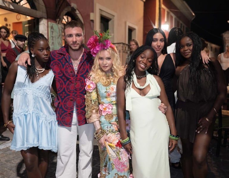 Madonna rodeada de sus hijos Rocco, Lourdes y las gemelas Stella y Estere. (Instagram/Madonna)
