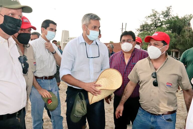 Con la presencia del entonces presidente de la República Mario Abdo Benítez se inauguraba en diciembre del 2021 la conexión eléctrica en Bahía Negra.