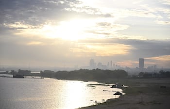 Vista del río Paraguay desde la Costanera de Asunción, este 22 de abril del 2025. Se observa mucho humo y tráfico congestionado. (Pronóstico, clima, tiempo, cielo, despejado, calor)