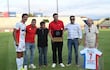 El histórico delantero Óscar "Tacuara" Cardozo recibe el reconocimiento en el estadio Arsenio Erico, liderado por el presidente de Nacional, Enrique Sánchez.