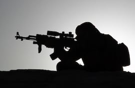 Imagen de referencia de un militar armado.