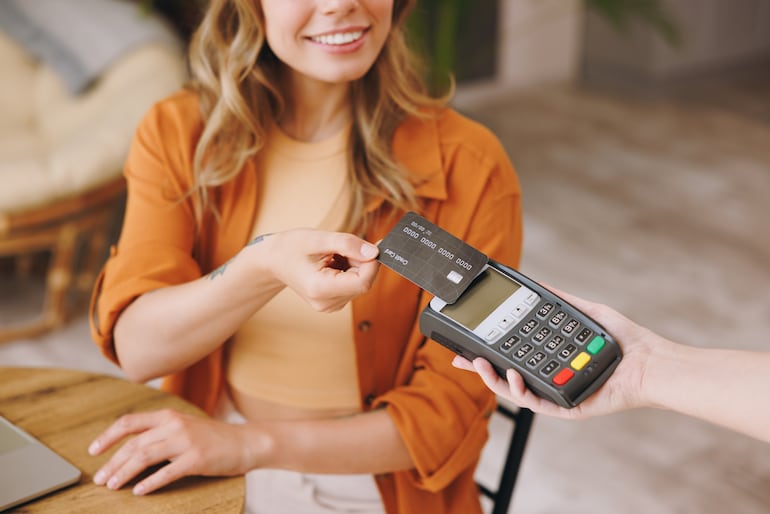 Pago con tarjeta de credito en el pos de un establecimiento gastronómico