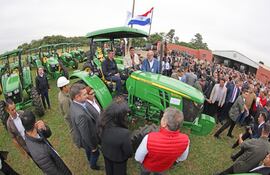 El presidente Santiago Peña (c) a bordo de una máquina agrícola, ayer en la Base Aérea en Ñu Guasu, Luque.