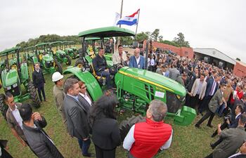 El presidente Santiago Peña (c) a bordo de una máquina agrícola, ayer en la Base Aérea en Ñu Guasu, Luque.