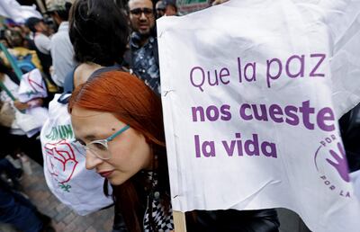 Excombatientes desmovilizados de las Farc y ciudadanos en general se manifiestan hoy en Bogotá (Colombia).