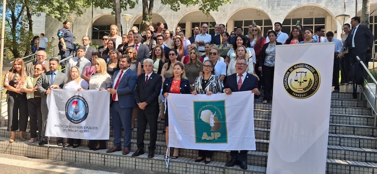 Jueces, fiscales y defensores p&uacute;blicos se ubicaron en la explanada del Palacio de Justicia para sentar postura y exigir la suspensi&oacute;n del proyecto de reforma de la caja fiscal.