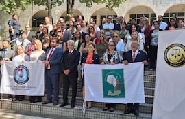 Jueces, fiscales y defensores públicos se ubicaron en la explanada del Palacio de Justicia para sentar postura y exigir la suspensión del proyecto de reforma de la caja fiscal.