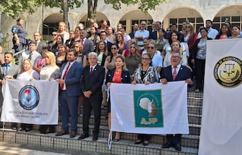Jueces, fiscales y defensores públicos se ubicaron en la explanada del Palacio de Justicia para sentar postura y exigir la suspensión del proyecto de reforma de la caja fiscal.