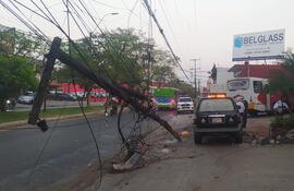Bus ocasiona daños materiales tras perder el control del rodado.