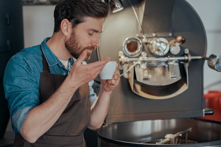 ¿A qué huele la felicidad? Imagen de un hombre oliendo café.