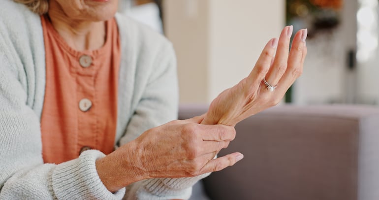 Mujer con dolor, debilidad o fragilidad en la muñeca.