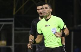 Mario Díaz de Vivar, árbitro paraguayo, dirigiendo un partido en el Rogelio Silvino Livieres de Asunción.