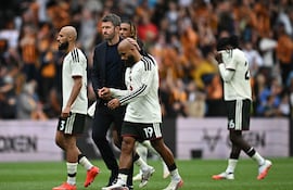 El técnico del Manchester United, Michael Carrick, trata de animar a sus jugadores tras la derrota contra el Hull City.